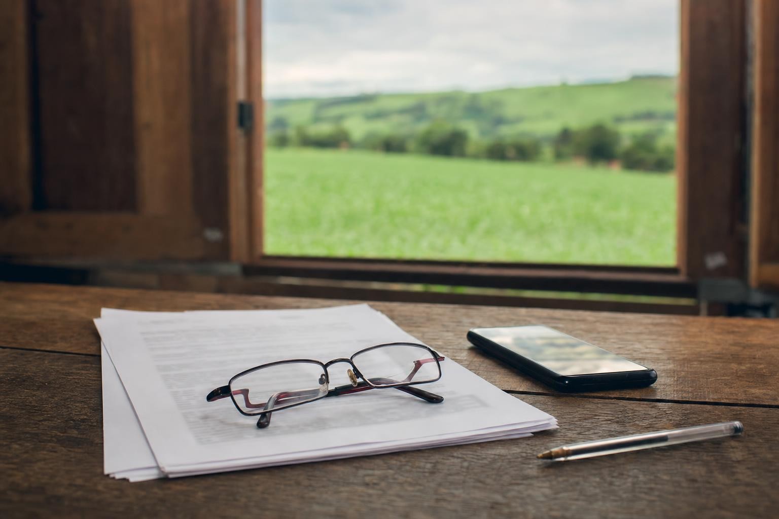 Fábio Kinsch analisando contrato rural com o ChatGPT no escritório da fazenda